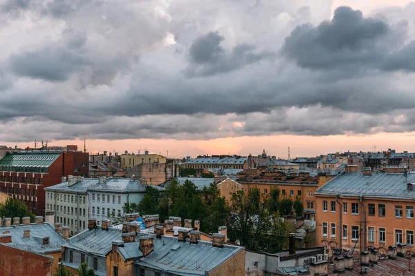 Petersburger Blick vom Dach. st. petersburg stadtbild, dramatische wolken, alte gebäude, berühmter touristenort — Stockfoto