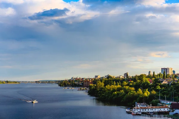 Pohled na pravém břehu od Voroněže přehrady. Voda, jezero, člun, dok, město se stromy a domy — Stock fotografie