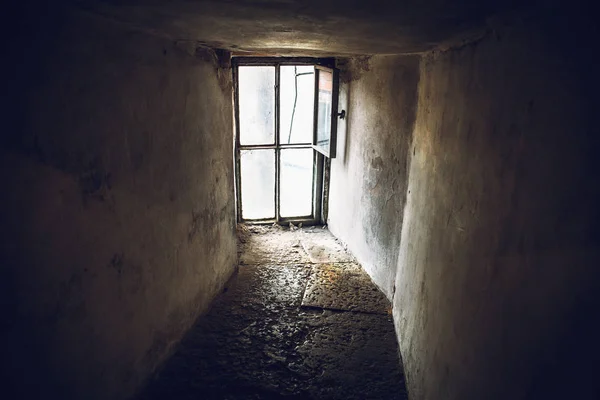 暗い空の廊下と壁一面の大きな窓 — ストック写真