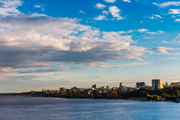 Ciudad paisaje, embalse o lago, casas, nubes, antes del atardecer — Foto de Stock