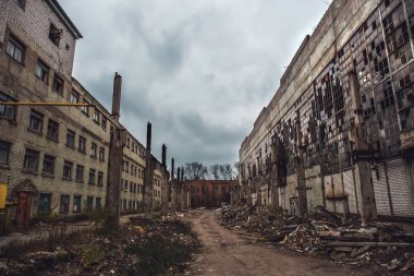 Kıyamet kavramı, terk edilmiş şehir, eski kırık fabrika veya Ambar bina kalıntıları