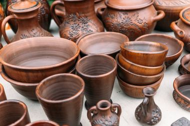 El yapımı çok kahverengi kil tencere, tabak, bardak