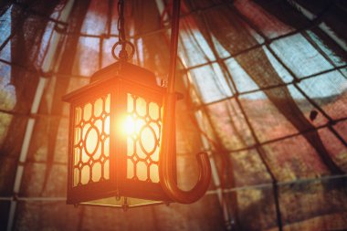 sonbahar bir çardak bir bez kubbe altında asılı antika vintage fener