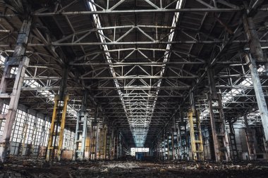 Bekleyen bir yıkım için bina terk edilmiş Metalurji Ekskavatör bitki veya fabrika iç, endüstriyel depo