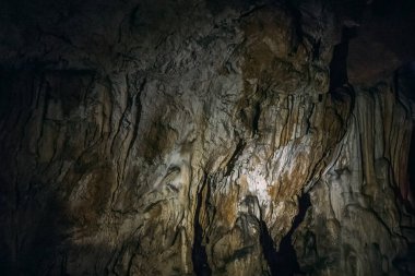 Bir yeraltı mağara duvarlarında oluşumları