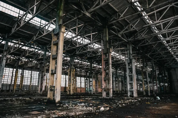 Instalação abandonada da escavadora metalúrgica ou interior da fábrica, edifício industrial do armazém à espera de uma demolição — Fotografia de Stock