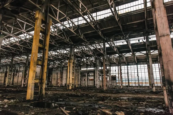 Abandoned metallurgical excavator plant or factory interior, industrial warehouse building waiting for a demolition — Stock Photo, Image