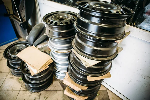 Group of car wheels in garage service repair shop, steel automobile disc for replacement — Stock Photo, Image