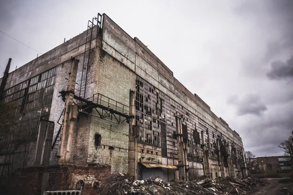 Verlaten stad concept, geruïneerde industriële fabrieksgebouw na de oorlog, aardbeving of orkaan natuurramp — Stockfoto