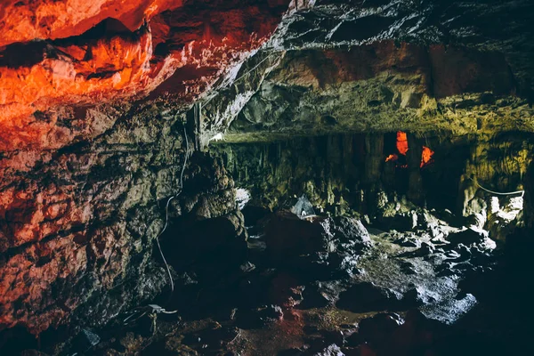 Vieja cueva subterránea oscura con iluminación —  Fotos de Stock