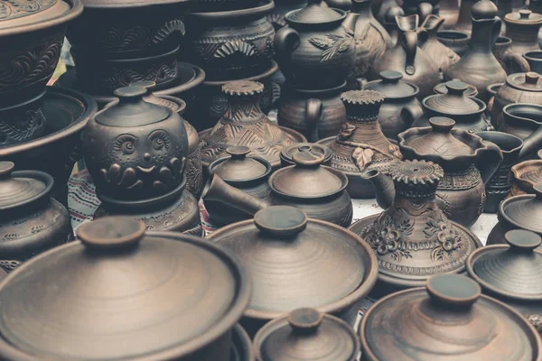 Багато ручної роботи коричневі глиняні горщики, миски, чашки — стокове фото