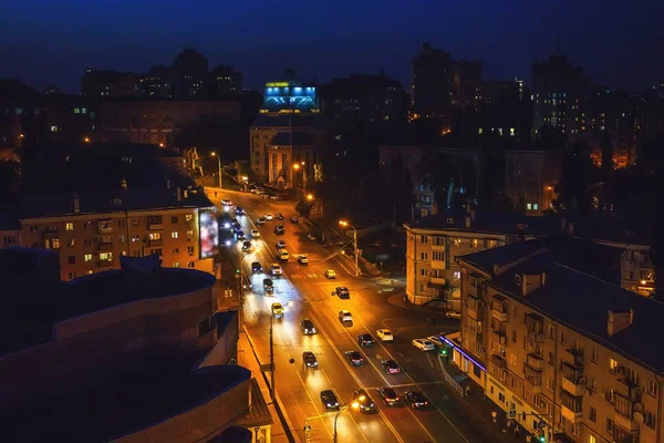 Nacht straat in het centrum van Voronezh city, bovenaanzicht, luchtfoto — Stockfoto