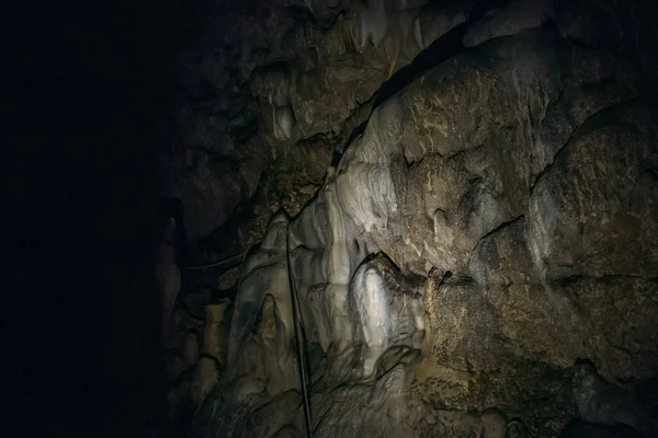 Kalkformationen an den Wänden der Höhle — Stockfoto