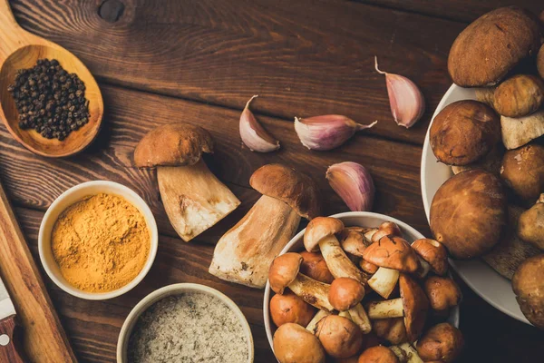 Ingredientes para sopa de champiñones en una mesa de madera, vista superior con espacio para copiar — Foto de Stock