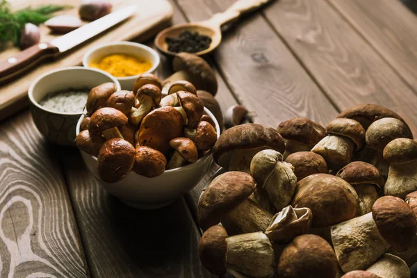 Ingrediënten voor champignonsoep op houten achtergrond — Stockfoto