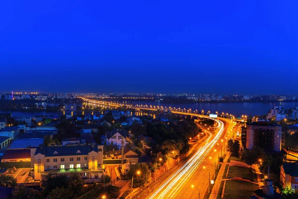 Vista panorámica aérea al centro o centro de la ciudad de Voronezh noche, Rusia, St. Stepan Razin, Puente Chernavsky. Paisaje urbano nocturno dramático, luces borrosas del coche — Foto de Stock