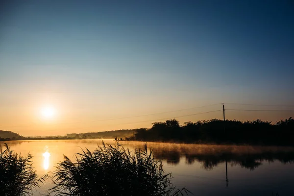 日出时河流或湖面上的晨雾 — 图库照片