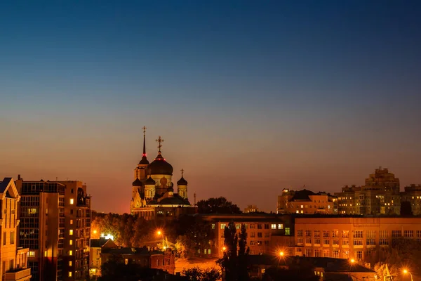 Nacht city Voronezh, Rusland, Annunciatie kathedraal onder andere gebouwen en huizen — Stockfoto
