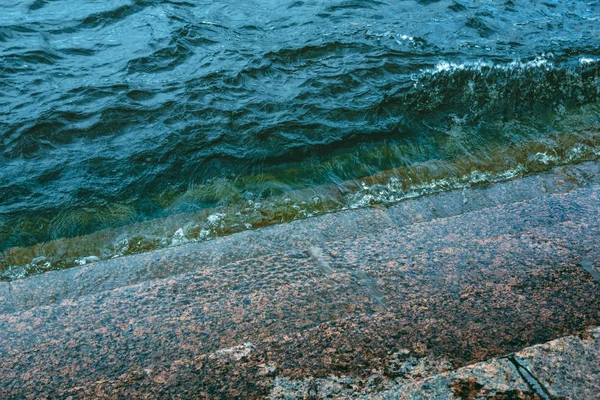 Türkisfarbenes Flusswasser an marmornen Stufen — Stockfoto