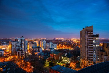 Cityscape akşam Voronej şehir merkezinde gece şehir, havadan görünümü