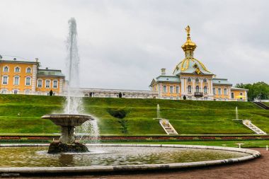 Saint Petersburg, Rusya Federasyonu - Haziran 2017 yaklaşık: Grand Pertergof veya Petrodvorets bilinen St Petersburg'daki Peterhof çağlayan