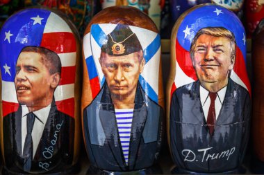 Saint Petersburg, Rusya Federasyonu - Haziran 2017 yaklaşık: bebek - Rus ulusal ahşap bebek görüntü Vladimir Putin, Donald Trump ve Barack Obama ile iç içe geçirme