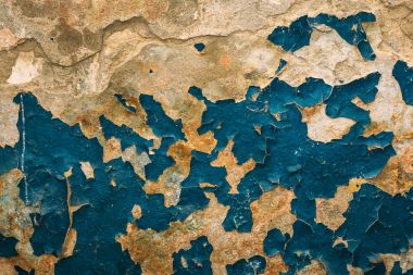 Eski duvar doku ile beton yüzeyine boya çizik.