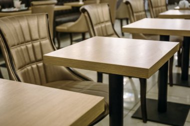 Boş kahve odası masa ve sandalyeler ile