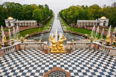 Saint Petersburg, Rusya Federasyonu - Haziran 2017 yaklaşık: The Grand Canal çeşmeler Peterhof veya Petergof, St. Petersburg ile