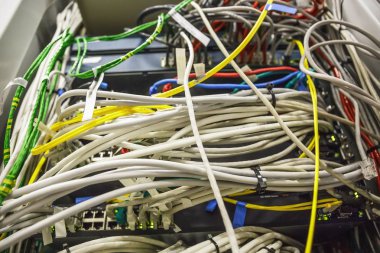 Sunucu odasında yakın kadar modern internet teknoloji birçok fiber optik kablo