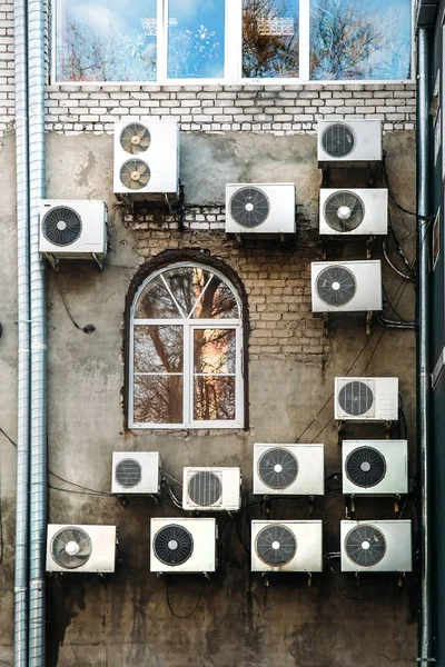 Acondicionadores de aire en la pared, concepto de calefacción global —  Fotos de Stock