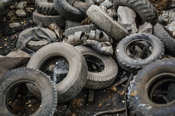 오래 된 자동차 정크 타이어, 사용 된 트럭 쓰레기 바퀴, 산업 쓰레기 더미 — 스톡 사진