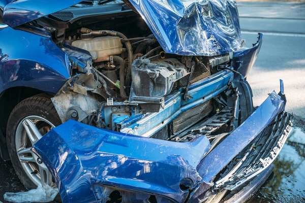 ДТП на городской улице, поврежденный автомобиль, сломанная машина. Данжерус
