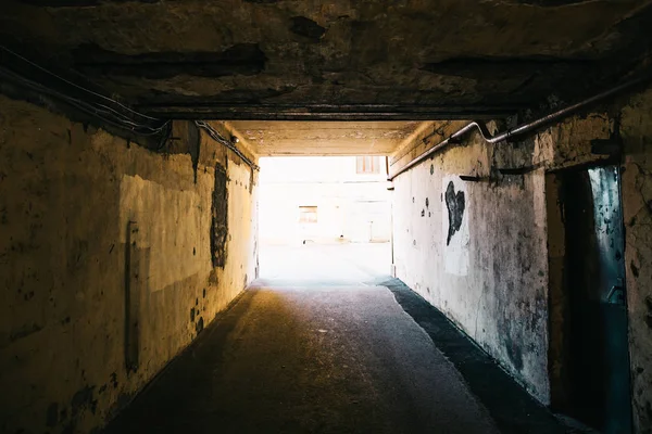 都市の暗いトンネルまたは最後に明るい光と廊下 — ストック写真