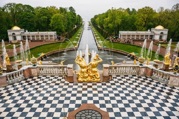 San Petersburgo, Rusia - Circa junio 2017: El Gran Canal con fuentes en Peterhof o Petergof en San Petersburgo — Foto de Stock