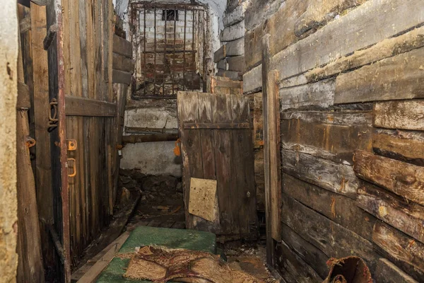 Old abandoned wooden and concrete dirty shelter or basement of place of living of homeless people — Stock Photo, Image