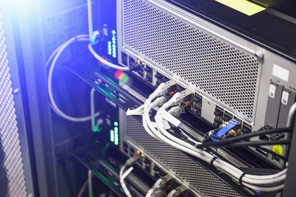 Hardware del pannello di rete, interruttore e cavo nel data center o nella sala server, concetto di comunicazione Internet del database — Foto Stock