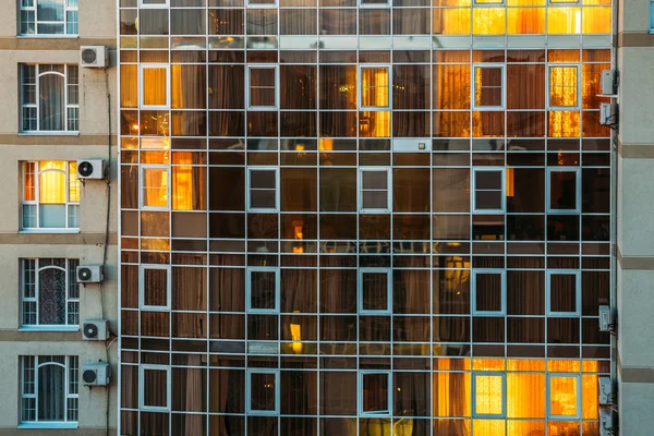 Frontaal uitzicht op avond gevel van modern gebouw — Stockfoto