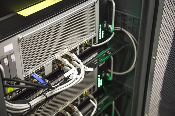 Apparecchiature hardware con cavi ottici dati nella sala server di rete, tecnologia Internet — Foto Stock