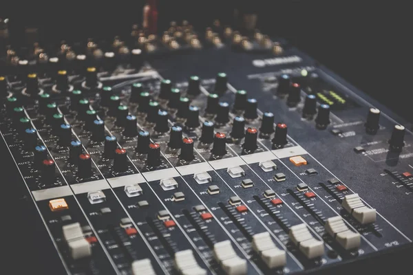 Console de operador de som ou painel de controle de mixer de som de DJ para mixagem e gravação de música em estúdio ou festa — Fotografia de Stock