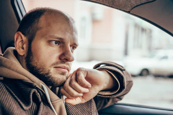 Potret pemuda serius atau sedih atau tertekan duduk di mobilnya — Stok Foto