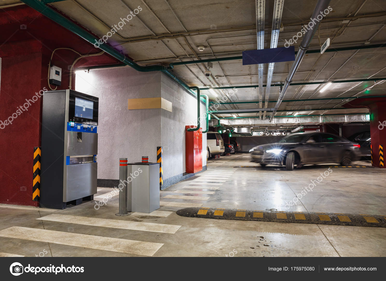 auto garage interieur ondergrondse parking of garage interieur auto met wazig auto garage interieur ondergrondse parking of garage interieur auto met wazig