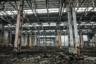 Eski kirli kırık harap terk edilmiş binada veya Ambar, endüstriyel fabrika kalıntıları