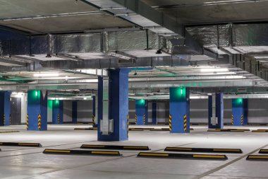 Yeraltı otopark ya da garaj iç, şehir araba altyapı