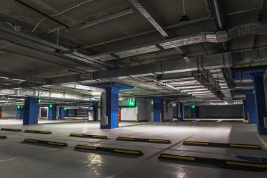 Yer altı otoparkı veya garaj iç, şehir araba altyapı, tonda