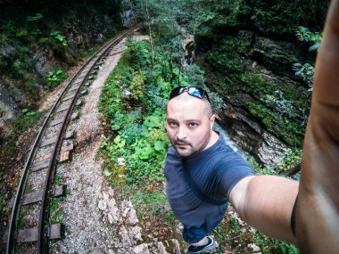 Dağ Kanyon eski demiryolu ile el adam gezgin ve selfie tarafından hançerlenmektir uzun yürüyüşe çıkan kimse