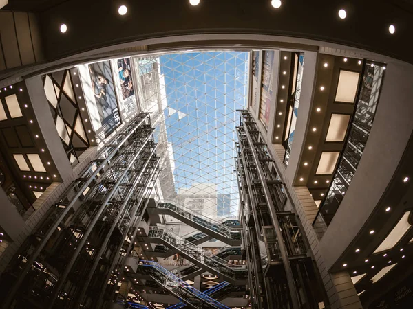 Voronezh, Rusia - Circa junio 2017: Interior dentro del moderno centro comercial en Voronezh Galereya Chizhova, muchas plantas, ascensores, escaleras mecánicas — Foto de Stock