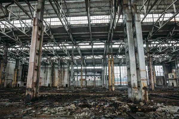 Eski kirli kırık harap terk edilmiş binada veya Ambar, endüstriyel fabrika kalıntıları — Stok fotoğraf