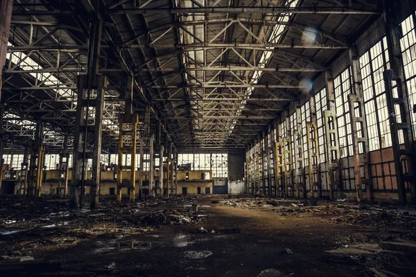 Velho sujo quebrado arruinado abandonado edifício ou armazém, ruínas da fábrica industrial — Fotografia de Stock