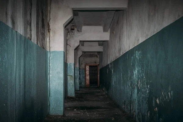 Dunkler gruseliger Gang in unheimlich verlassenem Gebäude, Horror-Atmosphäre — Stockfoto